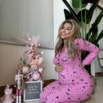 Khloë Terae Instagram - The best gift of all isn’t under the tree yet… she’s in my belly! @fashionnova #28weeks 💕🎄✨ wearing “candy cane kisses” #fashionnova has the cutest holiday onesies for you and the whole family! 🎀 Hermosaa Beachh.<3