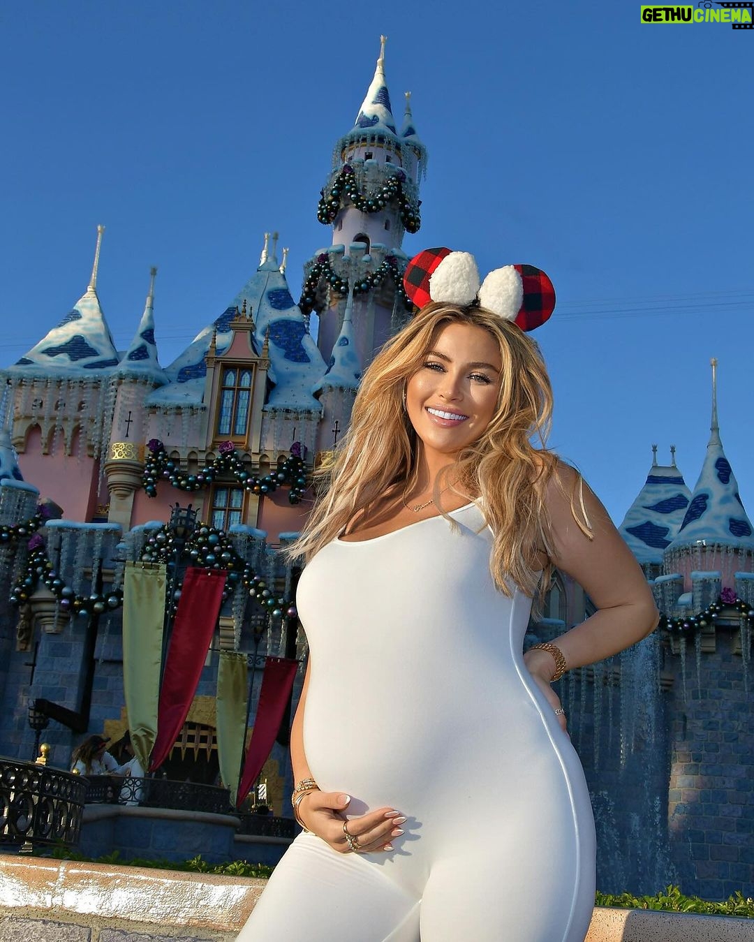 Khloë Terae Instagram - Ocean’s last trip to Disney within the womb 😂🤍🙏🏼 Had so much fun eating my way through Disneyland yesterday but as I enter my third trimester I’m gunna need a lot more rest! Seriously can’t wait to take my Disney princess here all the time 🐭💕👸🏼