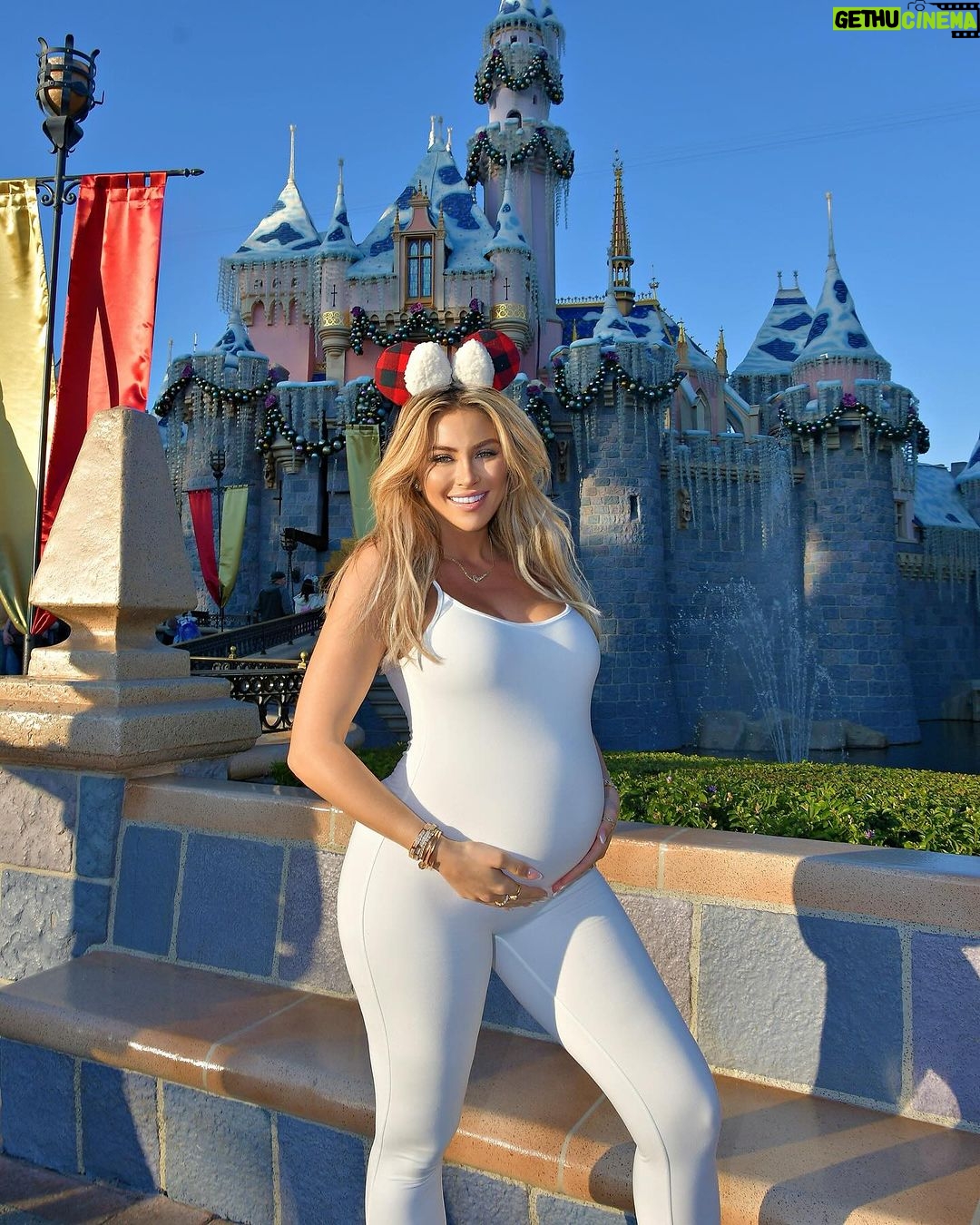 Khloë Terae Instagram - Ocean’s last trip to Disney within the womb 😂🤍🙏🏼 Had so much fun eating my way through Disneyland yesterday but as I enter my third trimester I’m gunna need a lot more rest! Seriously can’t wait to take my Disney princess here all the time 🐭💕👸🏼