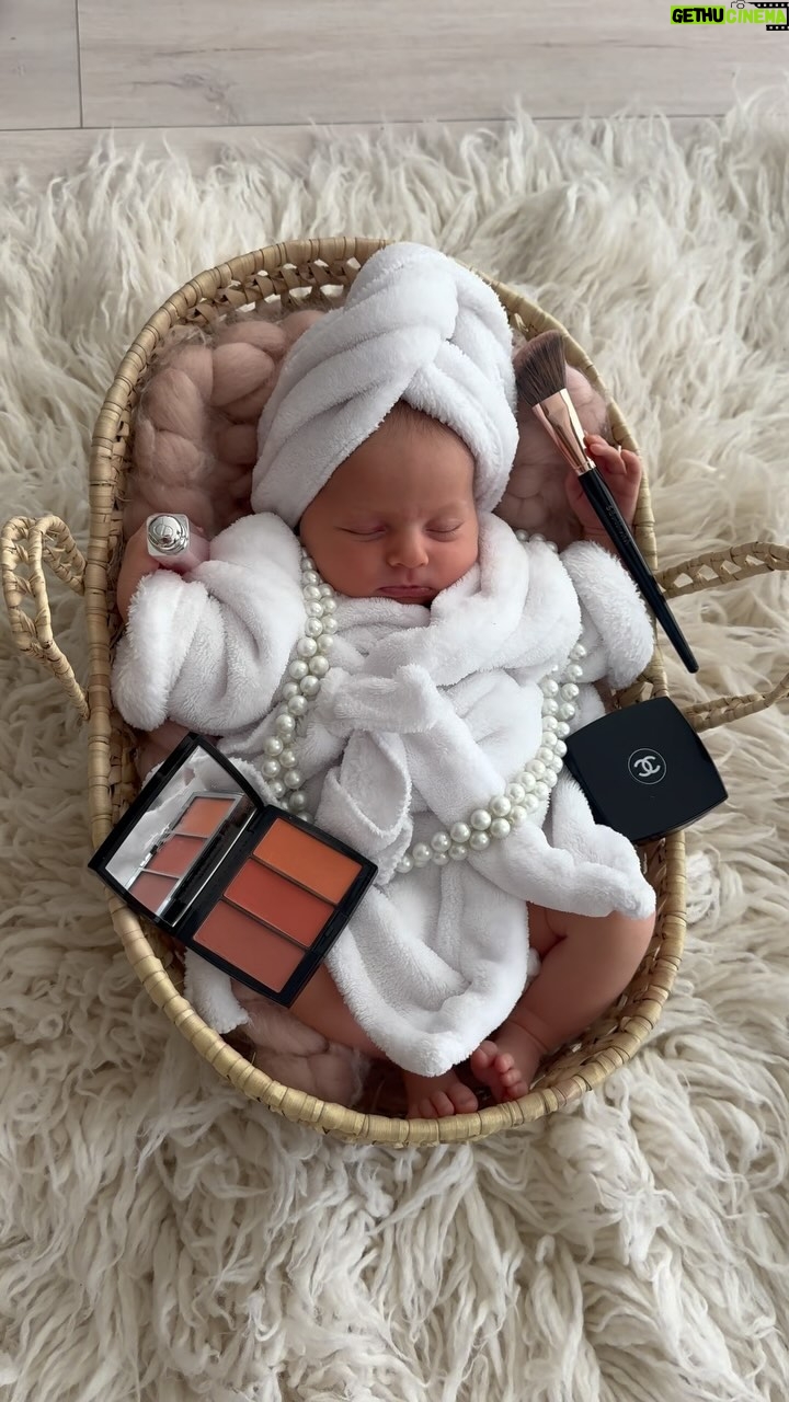 Khloë Terae Instagram - Two weeks of loving my GLAMOROUS little princess 👸🏼🧖🏼♀️🍼 Beverly Hills, California