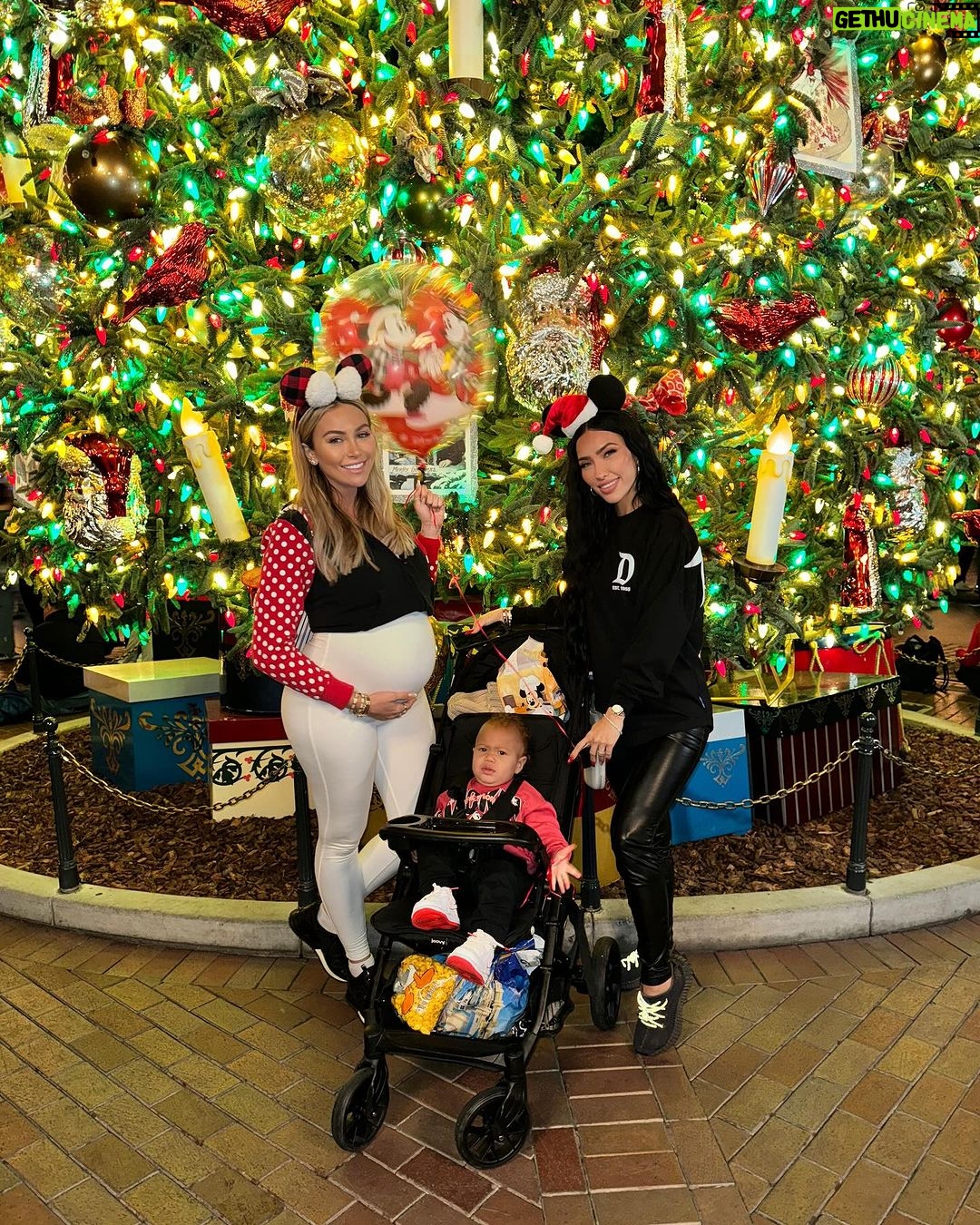 Khloë Terae Instagram - Ocean’s last trip to Disney within the womb 😂🤍🙏🏼 Had so much fun eating my way through Disneyland yesterday but as I enter my third trimester I’m gunna need a lot more rest! Seriously can’t wait to take my Disney princess here all the time 🐭💕👸🏼