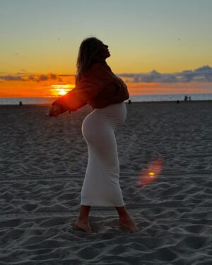 Khloë Terae Instagram - Golden hour is our favorite time of day @fashionnova 🌞 

featured items in size medium:

Ajay maxi dress in sand & pink 

too hot to handle puffer jacket in camel 

#sunsetlover #fashionnova #ad