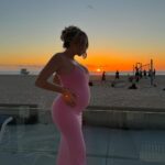 Khloë Terae Instagram - Golden hour is our favorite time of day @fashionnova 🌞 featured items in size medium: Ajay maxi dress in sand & pink too hot to handle puffer jacket in camel #sunsetlover #fashionnova #ad Hermosaa Beachh.<3