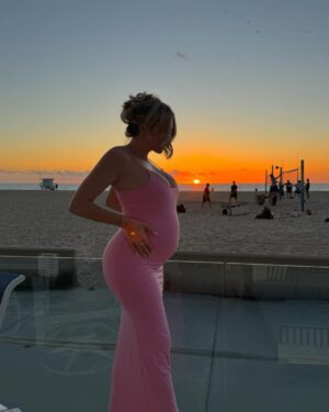 Khloë Terae Instagram - Golden hour is our favorite time of day @fashionnova 🌞 

featured items in size medium:

Ajay maxi dress in sand & pink 

too hot to handle puffer jacket in camel 

#sunsetlover #fashionnova #ad