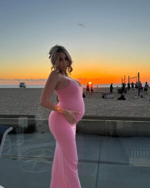 Khloë Terae Instagram - Golden hour is our favorite time of day @fashionnova 🌞 

featured items in size medium:

Ajay maxi dress in sand & pink 

too hot to handle puffer jacket in camel 

#sunsetlover #fashionnova #ad