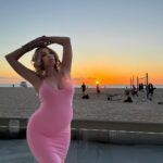 Khloë Terae Instagram - Golden hour is our favorite time of day @fashionnova 🌞 featured items in size medium: Ajay maxi dress in sand & pink too hot to handle puffer jacket in camel #sunsetlover #fashionnova #ad Hermosaa Beachh.<3