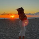 Khloë Terae Instagram - Golden hour is our favorite time of day @fashionnova 🌞 featured items in size medium: Ajay maxi dress in sand & pink too hot to handle puffer jacket in camel #sunsetlover #fashionnova #ad Hermosaa Beachh.<3