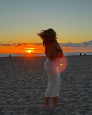 Khloë Terae Instagram - Golden hour is our favorite time of day @fashionnova 🌞 

featured items in size medium:

Ajay maxi dress in sand & pink 

too hot to handle puffer jacket in camel 

#sunsetlover #fashionnova #ad