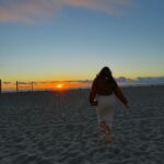 Khloë Terae Instagram - Golden hour is our favorite time of day @fashionnova 🌞 featured items in size medium: Ajay maxi dress in sand & pink too hot to handle puffer jacket in camel #sunsetlover #fashionnova #ad Hermosaa Beachh.<3