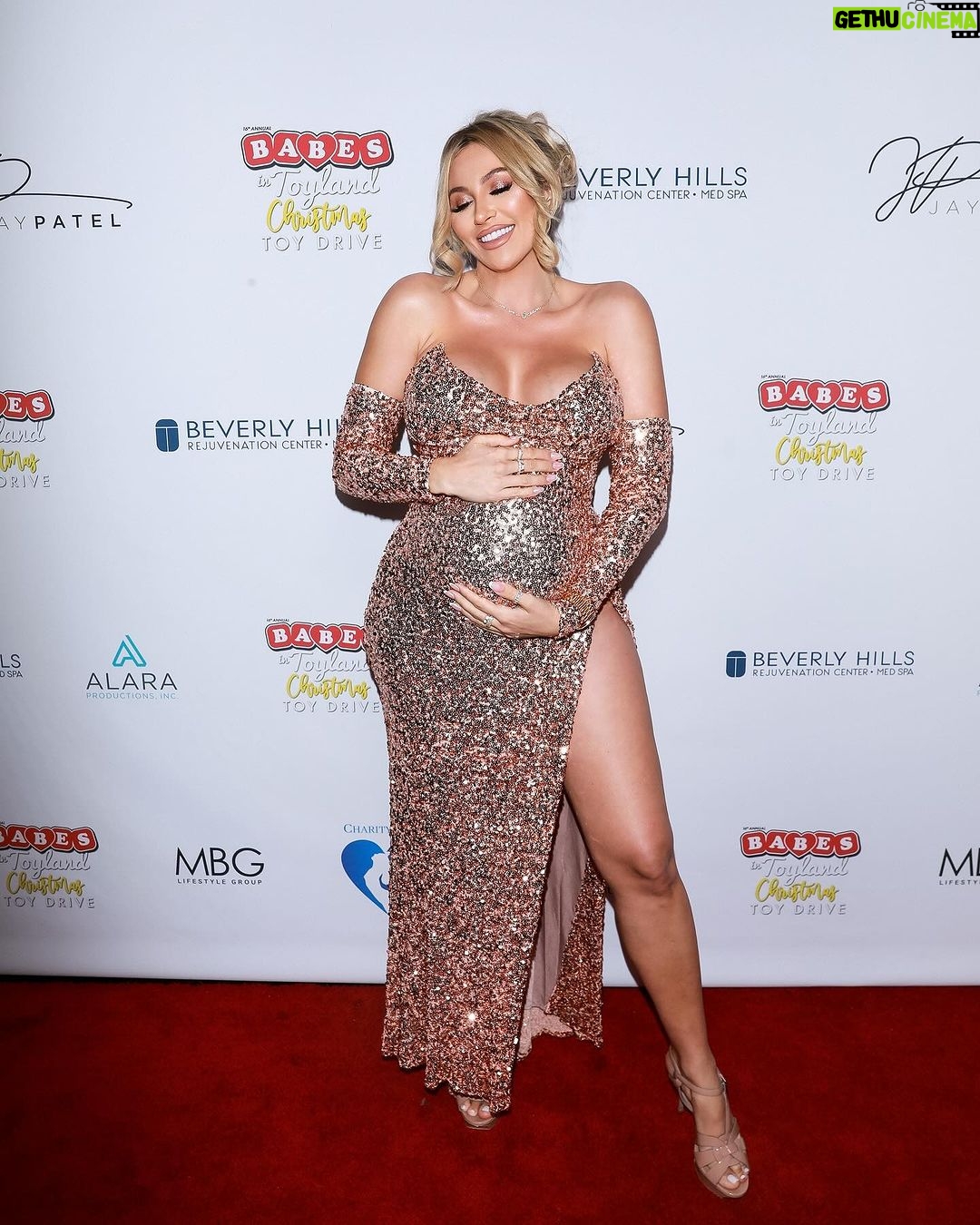 Khloë Terae Instagram - Ocean’s first red carpet! Had to come out (for a quick) red carpet spin and donation for @babesintoylandcharity benefiting the @themidnightmission 🎀 🎁 🎄 6 months pregnant on the red carpet! ✨ Glam @makeupgayane1 Skin @beautyatthebayrb Hair @peterhairbh Gown @abyssbyabby Images @twistimages