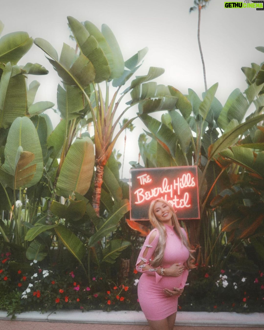 Khloë Terae Instagram - Queen & Princess of Beverly Hills 👸🏼💕🌴 Beverly Hills Hotel