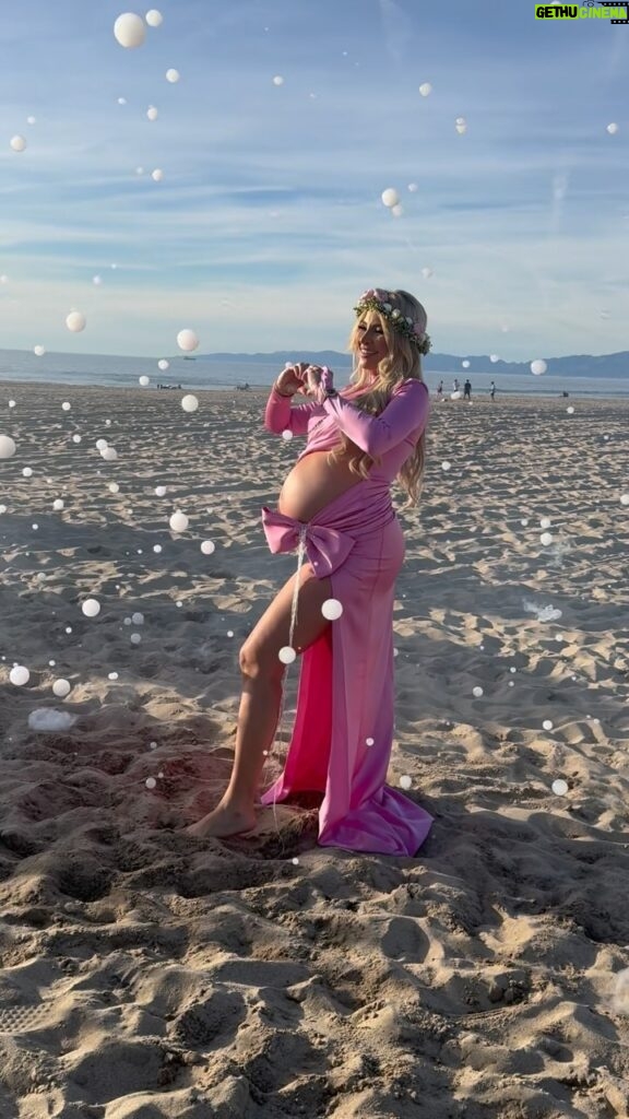 Khloë Terae Instagram - Had the most magical day with all my besties showering Ocean Rose with all the love in the world 💕 I have so much to catch up on but for now I will leave you with this magical moment thanks to @sparkify_events 🫧🫧🫧 Full recap coming soon 🤩 I couldn’t have dreamed of a more perfect day 🎀 Hermosa Beach, California