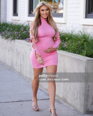 Khloë Terae Instagram - BUMPIN’ 🎀