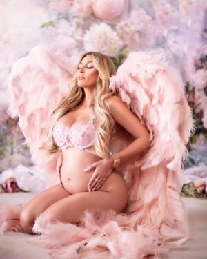 Khloë Terae Instagram - Happiness is carrying the whole universe inside of you 👼🏻🎀🪽 

photography by the one & only @alloriawinterphotography