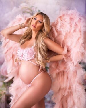 Khloë Terae Instagram - Happiness is carrying the whole universe inside of you 👼🏻🎀🪽 

photography by the one & only @alloriawinterphotography