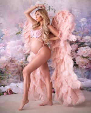 Khloë Terae Instagram - Happiness is carrying the whole universe inside of you 👼🏻🎀🪽 

photography by the one & only @alloriawinterphotography