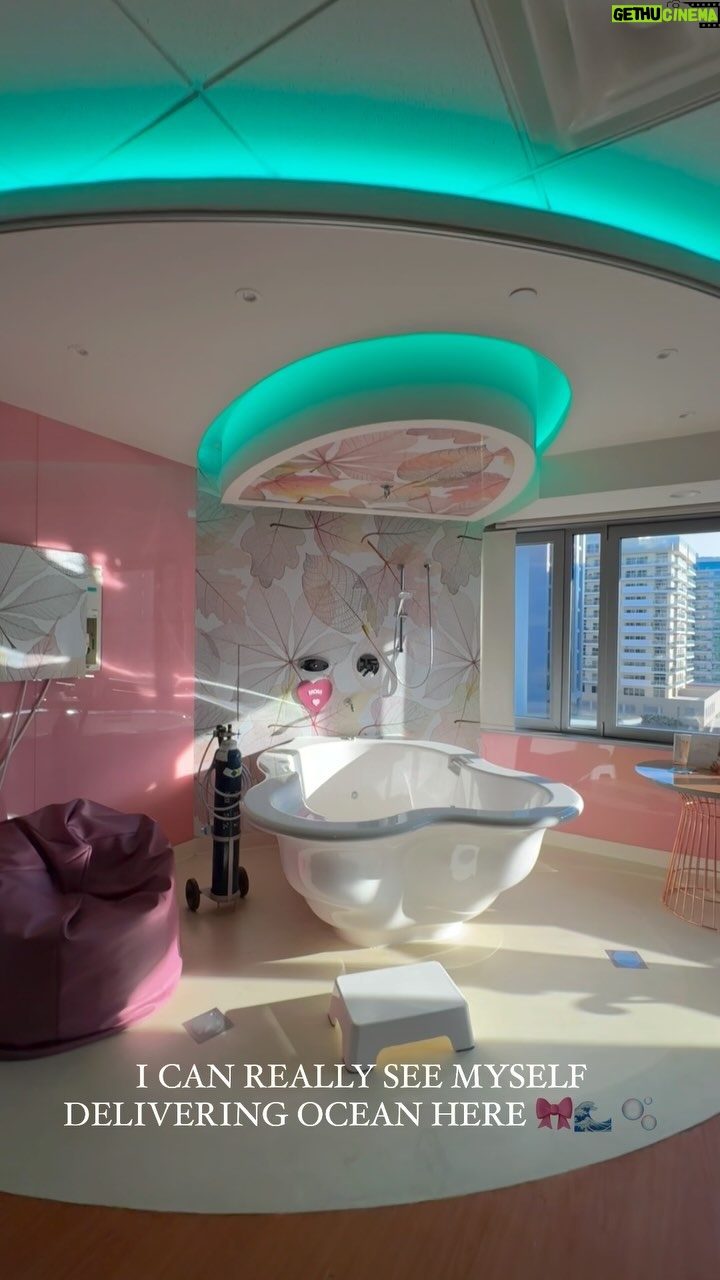 Khloë Terae Instagram - the healthcare & hospitals in dubai are truly unmatched 🎀🌊🫧 #waterbirth #americanhospitaldubai #8monthspregnant #OceanRose 🤍✨🐚 Dubai, United Arab Emirates
