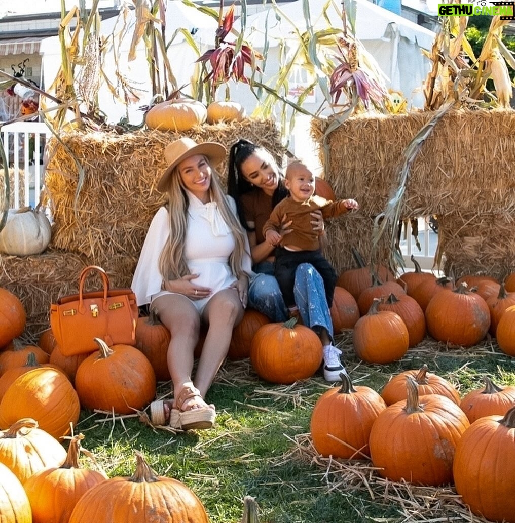Khloë Terae Instagram - & just think next year there will be four of us 🎃🎃🎃🎃 Calabasas Pumpkin Festival