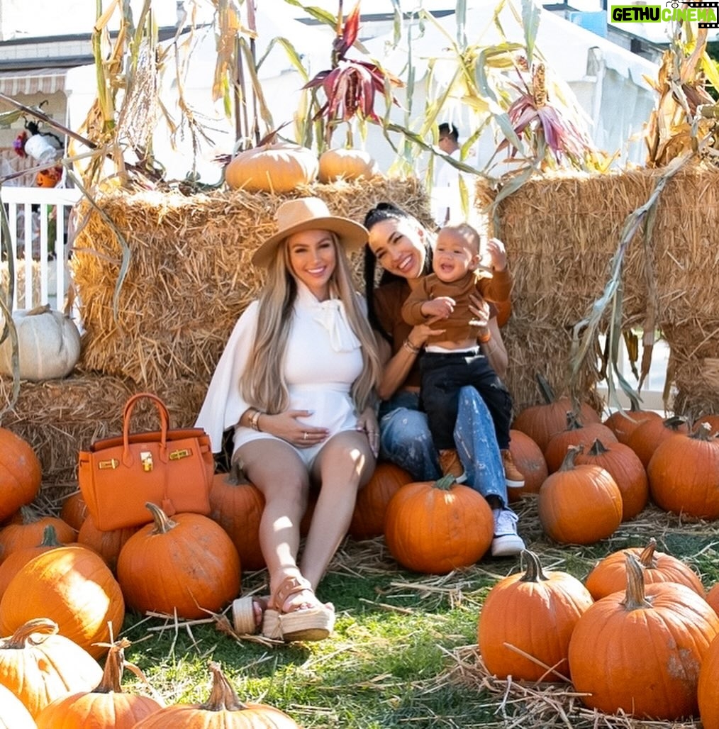 Khloë Terae Instagram - & just think next year there will be four of us 🎃🎃🎃🎃 Calabasas Pumpkin Festival