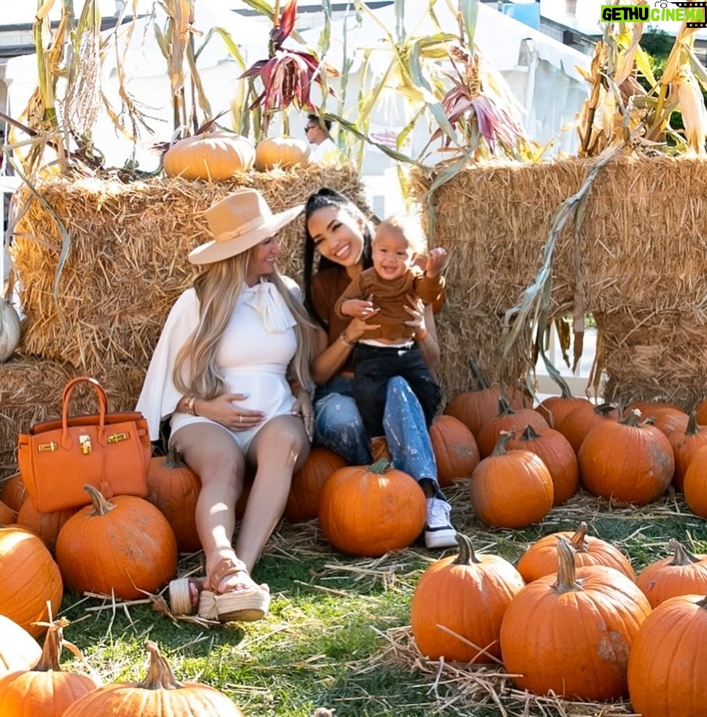 Khloë Terae Instagram - & just think next year there will be four of us 🎃🎃🎃🎃 Calabasas Pumpkin Festival