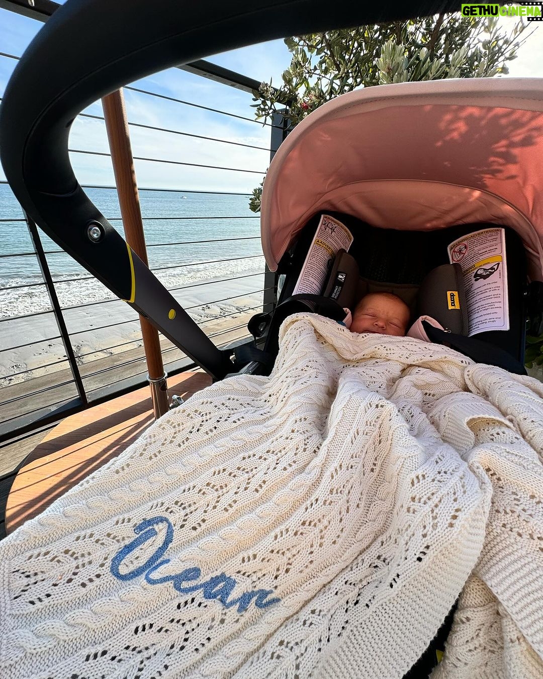 Khloë Terae Instagram - Postpartum dump 🫶🏼 feeling so loved & supported in my newborn bubble Special thank you to @bellibind for coming out to Malibu to help my recovery process “khloebind” to save 🤍 Malibu, California