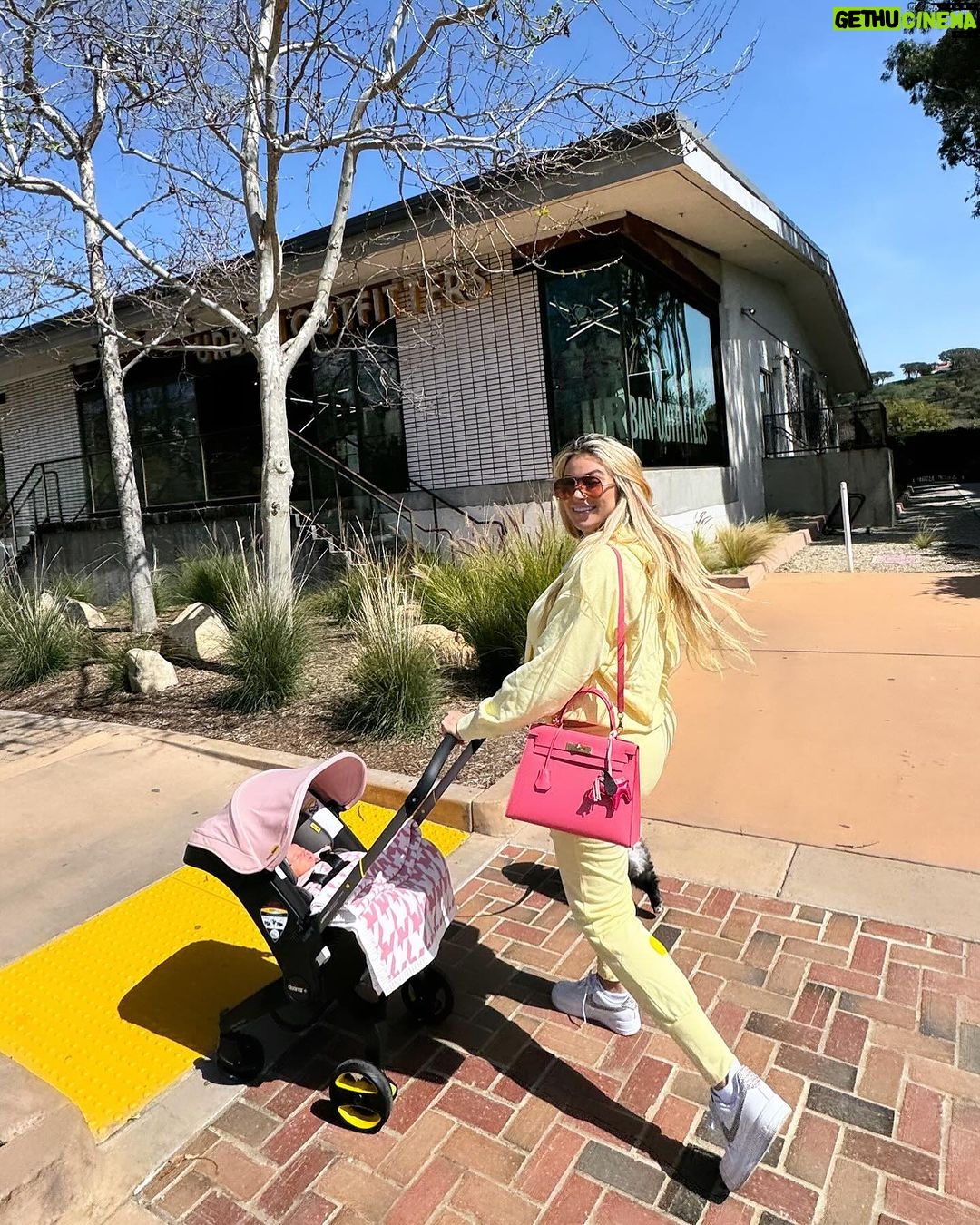 Khloë Terae Instagram - Postpartum dump 🫶🏼 feeling so loved & supported in my newborn bubble Special thank you to @bellibind for coming out to Malibu to help my recovery process “khloebind” to save 🤍 Malibu, California