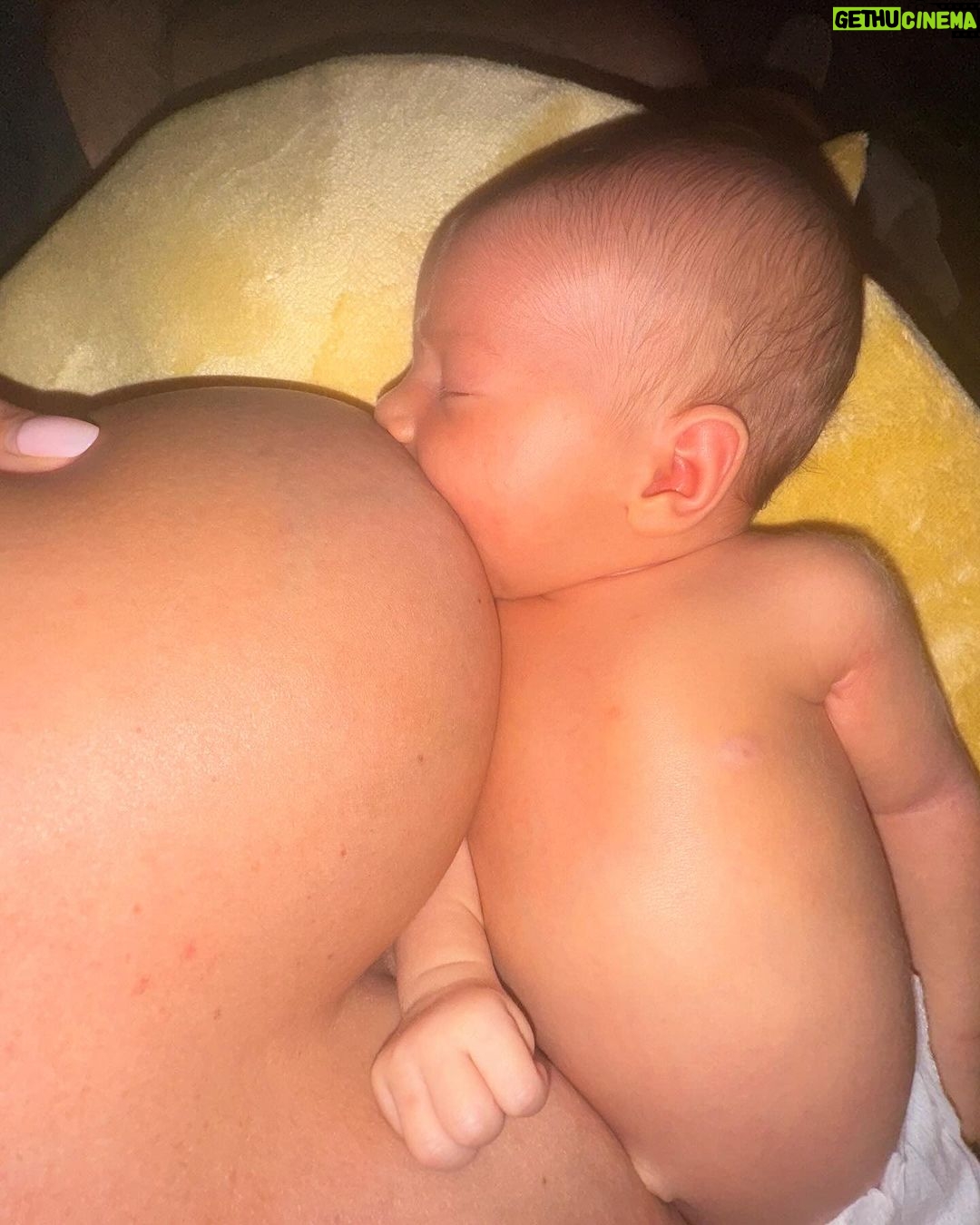 Khloë Terae Instagram - Postpartum dump 🫶🏼 feeling so loved & supported in my newborn bubble Special thank you to @bellibind for coming out to Malibu to help my recovery process “khloebind” to save 🤍 Malibu, California