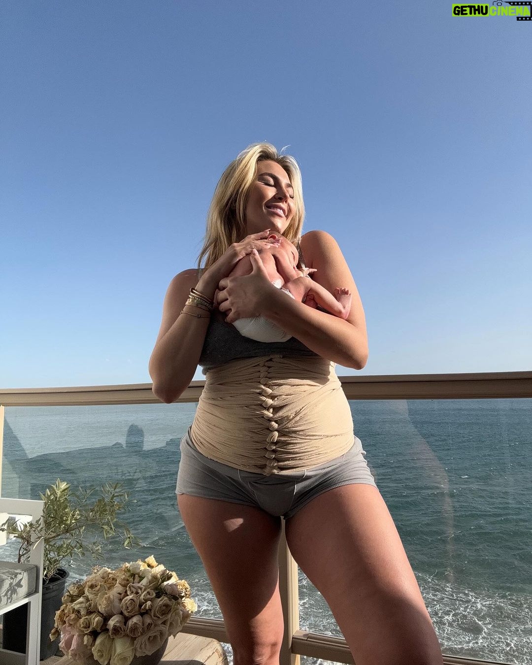 Khloë Terae Instagram - Postpartum dump 🫶🏼 feeling so loved & supported in my newborn bubble Special thank you to @bellibind for coming out to Malibu to help my recovery process “khloebind” to save 🤍 Malibu, California