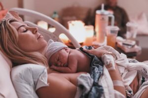Khloë Terae Instagram - You’ll never know how truly strong you are until being strong is the only choice you have 🫶🏼

So incredibly overjoyed to announce our baby is earth side 

Worth every tear, pound, and contraction to feel you come into this earth from within me 

Birthed a love without bounds, without medication

Forever your mommy, my little leap day baby

Ocean Rose 🌊🌹 

02/29/2024 
7 lb 4.2 oz 
20.5 inch
8:58 🤍