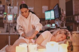 Khloë Terae Instagram - You’ll never know how truly strong you are until being strong is the only choice you have 🫶🏼

So incredibly overjoyed to announce our baby is earth side 

Worth every tear, pound, and contraction to feel you come into this earth from within me 

Birthed a love without bounds, without medication

Forever your mommy, my little leap day baby

Ocean Rose 🌊🌹 

02/29/2024 
7 lb 4.2 oz 
20.5 inch
8:58 🤍