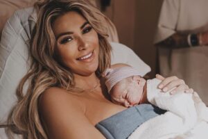 Khloë Terae Instagram - You’ll never know how truly strong you are until being strong is the only choice you have 🫶🏼

So incredibly overjoyed to announce our baby is earth side 

Worth every tear, pound, and contraction to feel you come into this earth from within me 

Birthed a love without bounds, without medication

Forever your mommy, my little leap day baby

Ocean Rose 🌊🌹 

02/29/2024 
7 lb 4.2 oz 
20.5 inch
8:58 🤍