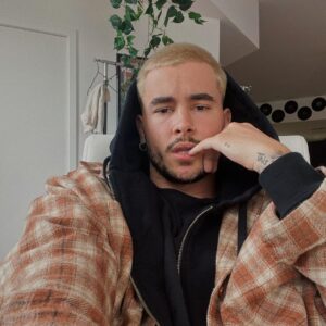 Kian Lawley Instagram - what’re u looking at?