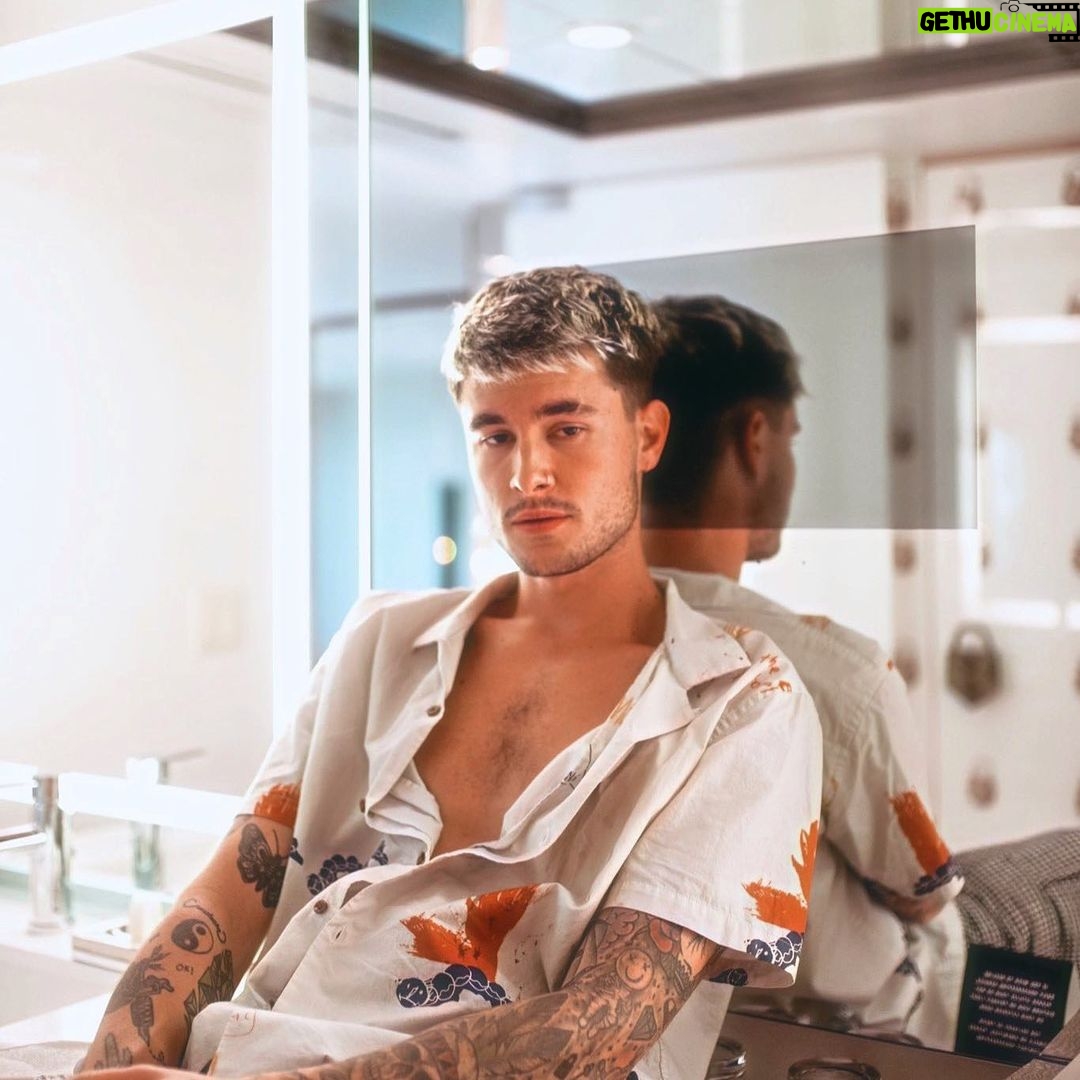 Kian Lawley Instagram - i’ve been thinking about posting this pic for the past 3 weeks... idk why, but it just looks kinda weird no? should i delete it