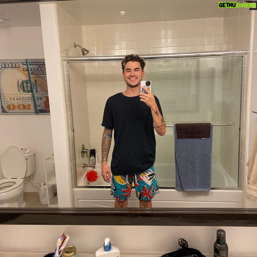 Kian Lawley Instagram - lil unedited bathroom selfie 4 u