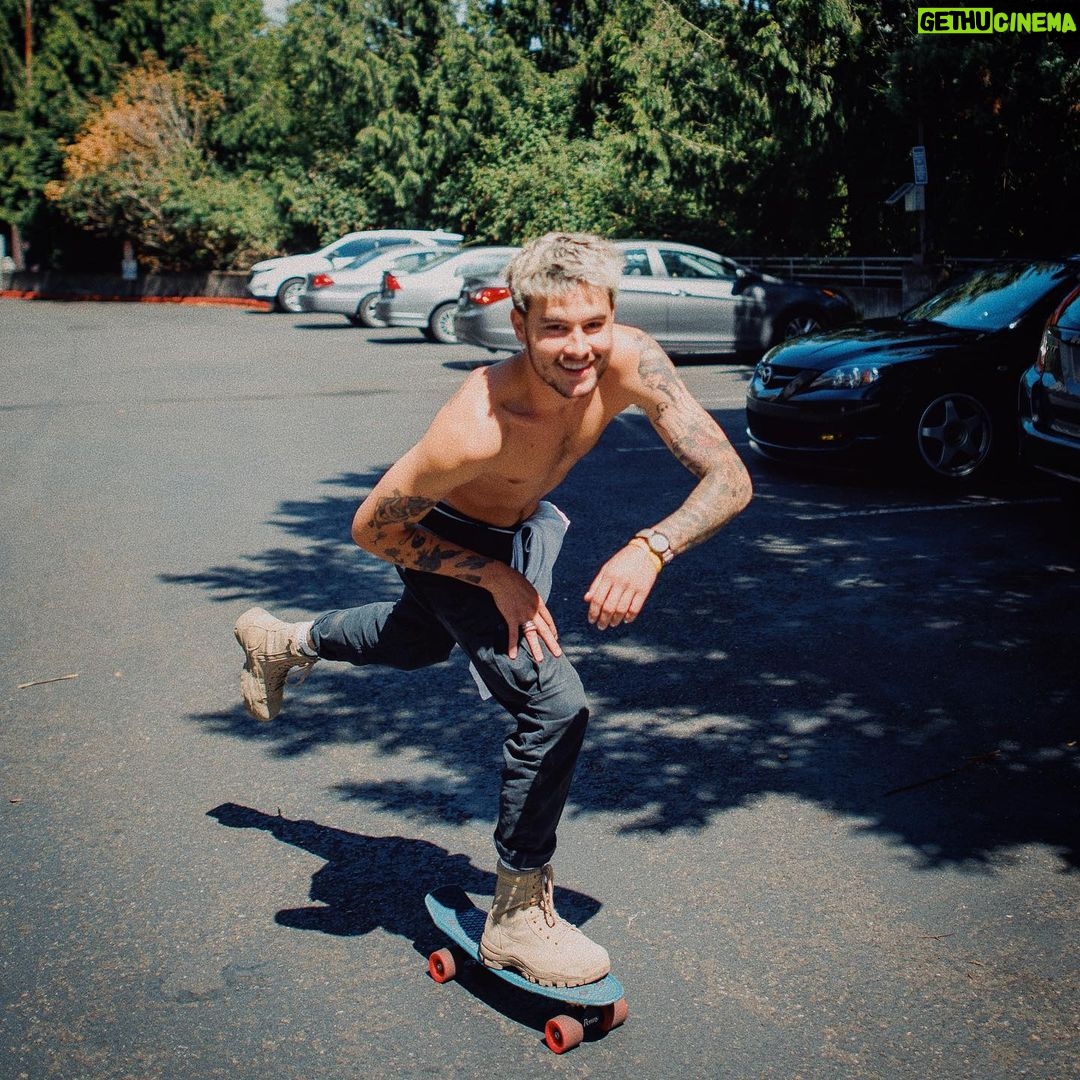 Kian Lawley Instagram - these boots are made for skatin’ 🥾🛹