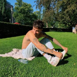 Kian Lawley Instagram - spent a lil time in the sun today ☀️
