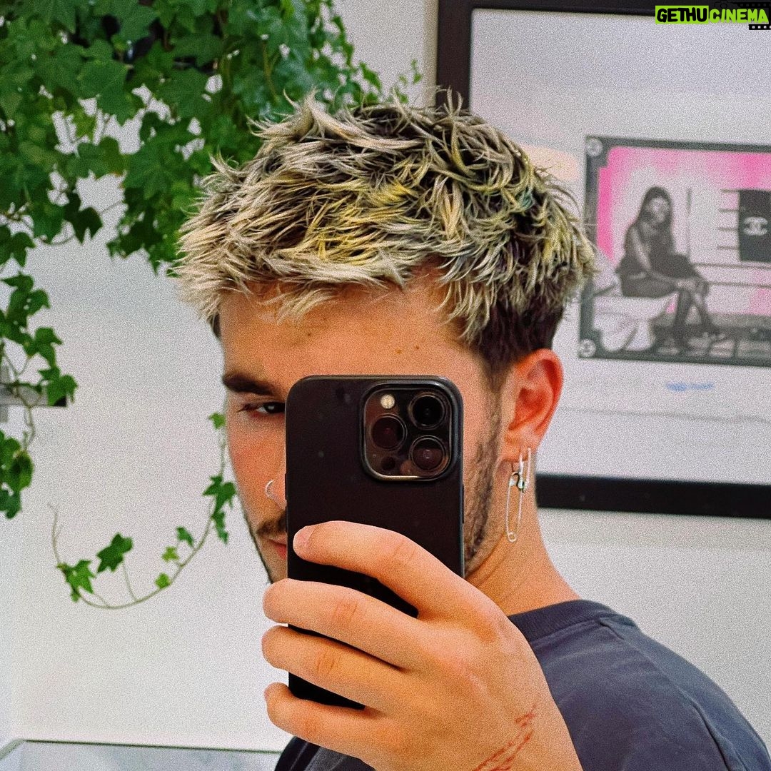 Kian Lawley Instagram - I STILL HAVE COLOR IN MY HAIR FROM COACHELLA