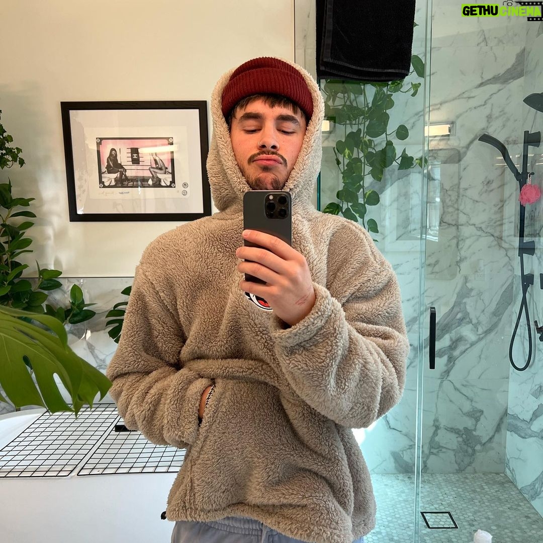 Kian Lawley Instagram - finally sweater weather 🧸