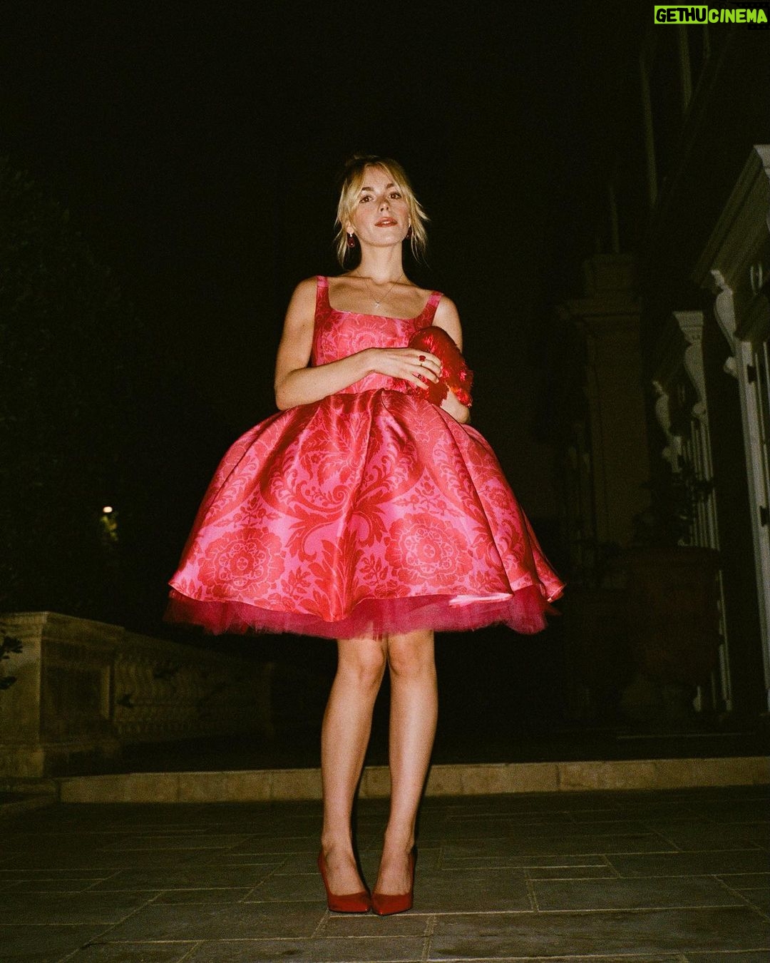 Kiernan Shipka Instagram - think pink :)