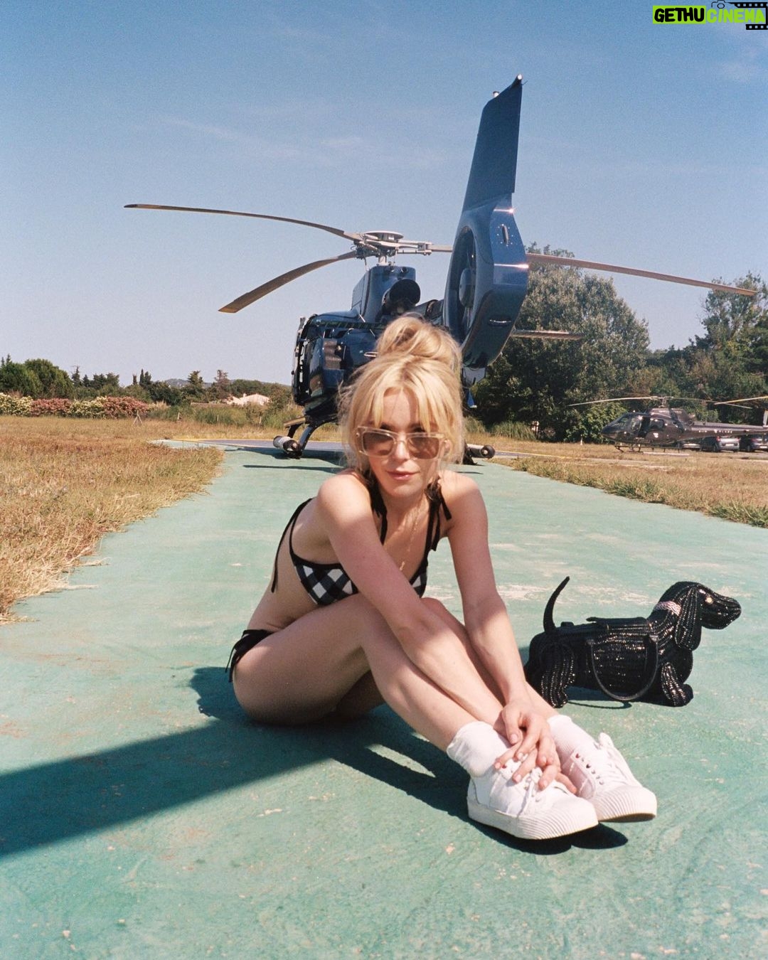 Kiernan Shipka Instagram - Blades up. @thombrowne