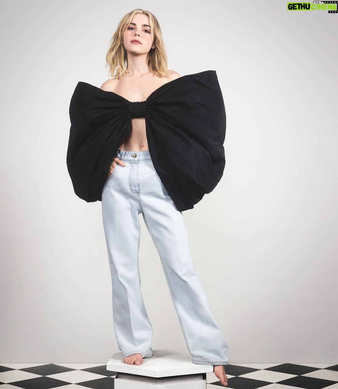 Kiernan Shipka Instagram - Big bow time. 🍎 #NinaRicci​ #NinaLeParfum​ #NinaTheOriginalFragrance​