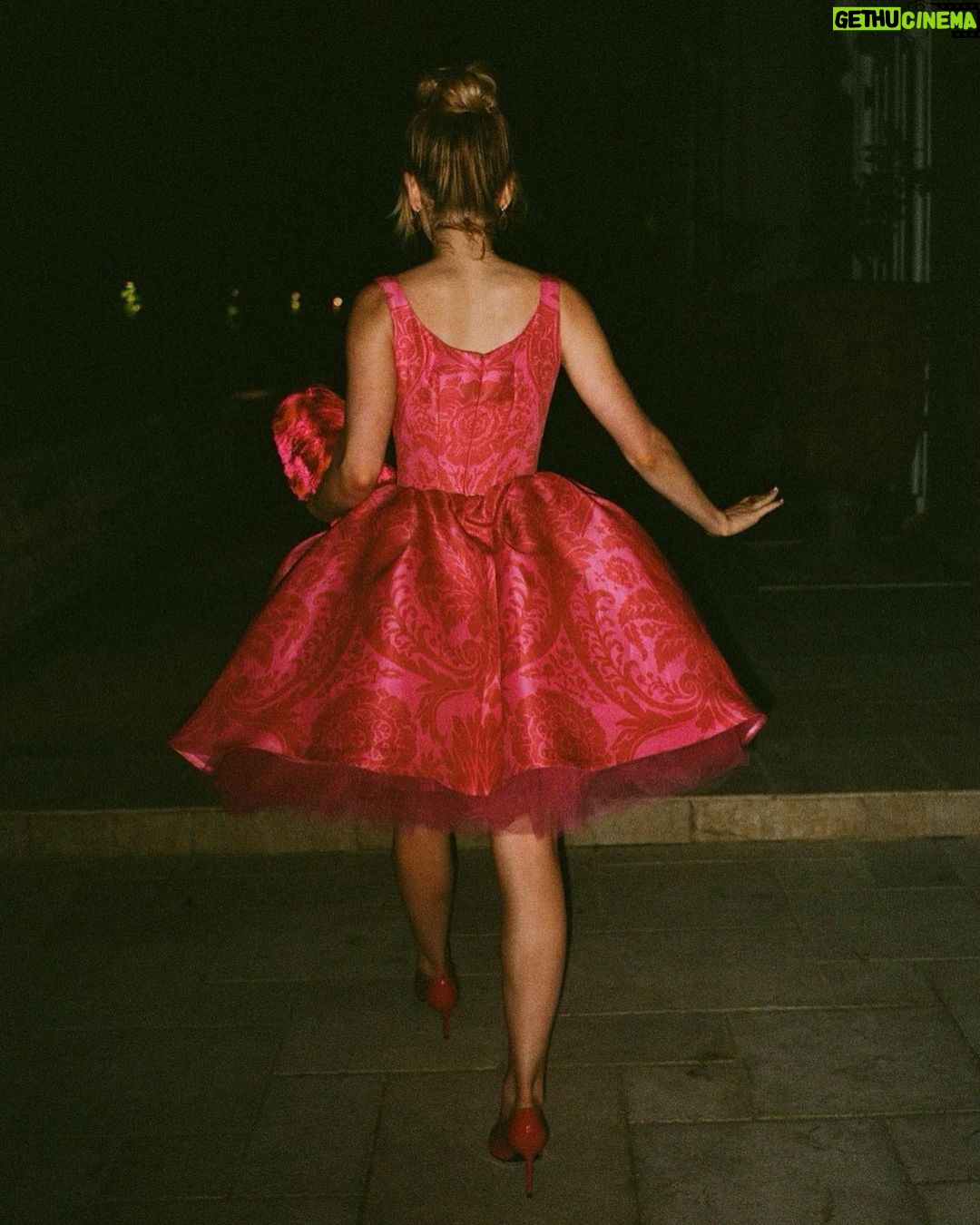 Kiernan Shipka Instagram - think pink :)