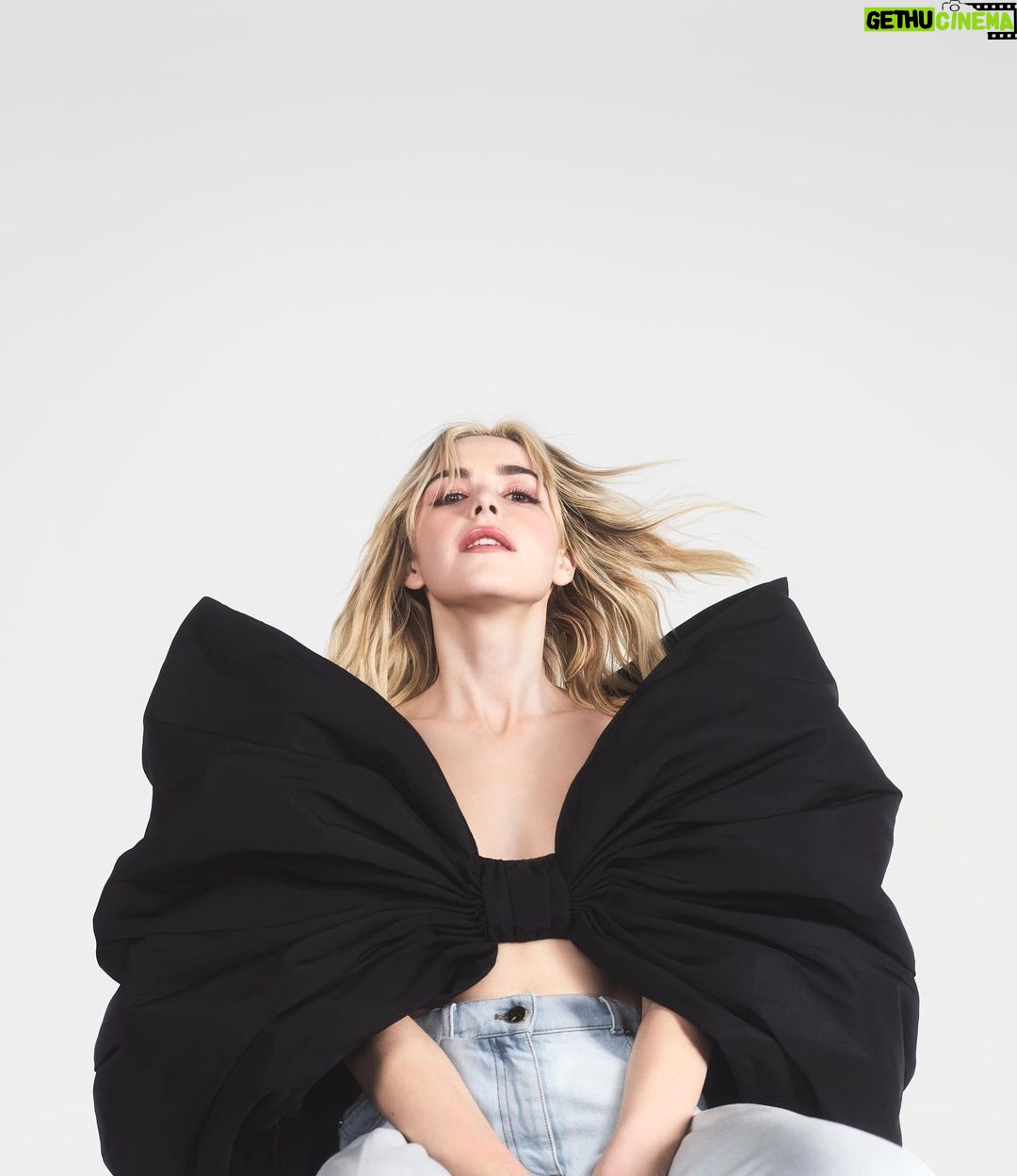 Kiernan Shipka Instagram - Big bow time. 🍎 #NinaRicci​ #NinaLeParfum​ #NinaTheOriginalFragrance​
