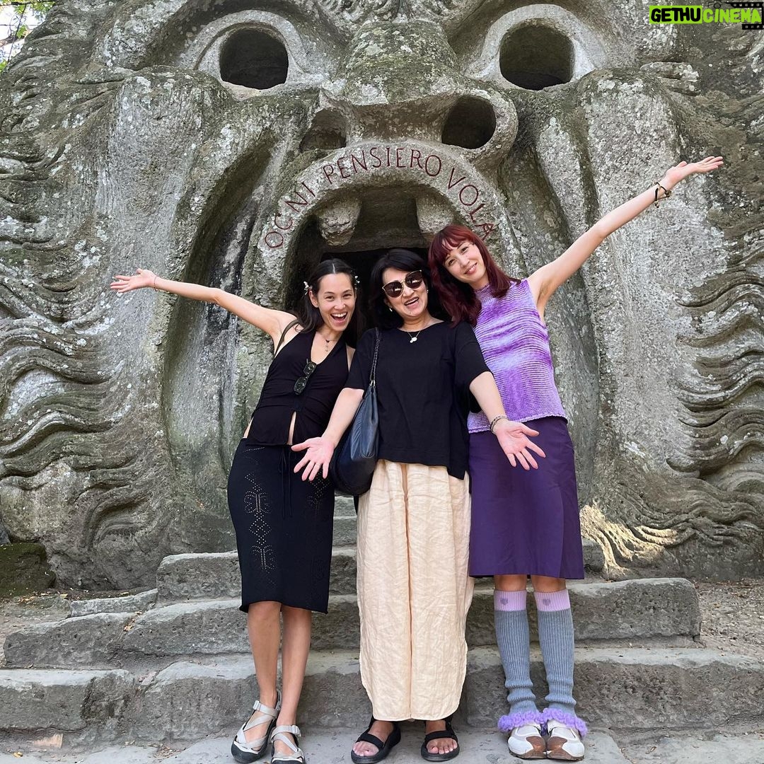 Kiko Mizuhara Instagram - 明けましておめでとうございます⛩ 2023年は10枚の写真じゃ全く足りないほど 本当に活動的な年でした。 私の人生を大きく変えてくれた 素晴らしい出会いとご縁がたくさんありました。 それは人であり、場所であり、記憶であり、 私がこの世になぜ生まれてきたのか、 使命や根源みたいなものを誰に導かれるように 気づかされ、不思議な事もたくさんありました。 出会いがたくさんあった分、悲しいお別れもありました。 天国に旅立った高橋幸宏さんと坂本龍一さん。 毎日のようにお二人の事を考えています。 数えきれないほどの素晴らしい音楽、 そしてお二人との思い出は私にとって最高の宝物です。 これからも永遠にずっとずっと大好きです。 2023年は目まぐるしく、すごい速度で変わっていく環境の中で、自分自身の感情に追いつく事が難しい瞬間もあり、飲み込まれる時もありました。少しの出会いや出来事が物事を大きく転換させてしまう事が何度かあって、自分でもなぜそうなるのか分からず、もうこれは流れに身を任せるしかないなと半ば捨て身になる瞬間もありました。 自分が変化する事で環境も変わる。 そのせいで疎遠になってしまった人もいて それが今でも心苦しい。 いつかまた再会できる日が訪れますように。 何が正しいか正しくないのか 自問自答しても結局は自分の直感に従うしかなく 変化には必ず陰と陽が生まれる。 今までもそうしてきた様に 自分にしか聞こえない心の声に耳を傾け 突き進んでいきます。 応援してくださっている皆様 私の事を支えてくれている大切な人達 いつも人のために祈ってくれている母 心を開放してくれる妹の佑果 いくら感謝しても足りないぐらい私は幸せです。 愛をたくさんありがとう❤️ 私もたくさん愛を皆様にお届けできるように頑張ります! 2024年もよろしくお願いします🫶🏻