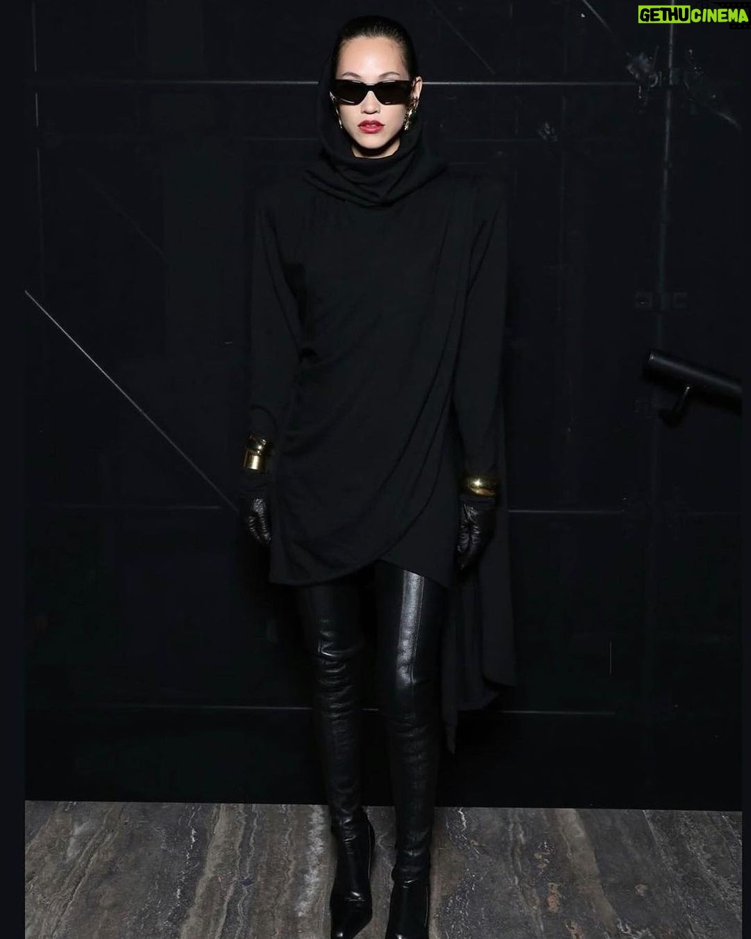 Kiko Mizuhara Instagram - Superbe! @ysl @anthonyvaccarello 🥀 Glam @dogi_ @marcelogutierrez @kalle_eklund ❤️ Paris, France