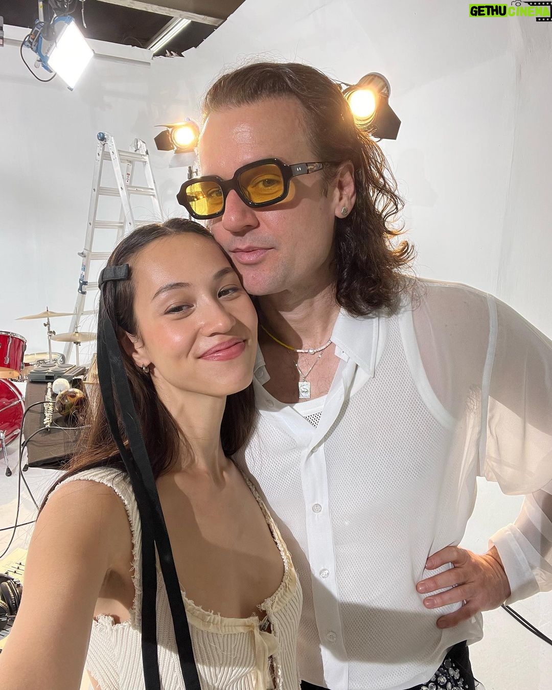 Kiko Mizuhara Instagram - Oropendola ꔛꕤ*。゚ new @johncarrollkirby check it out ⚘˖* 🦜