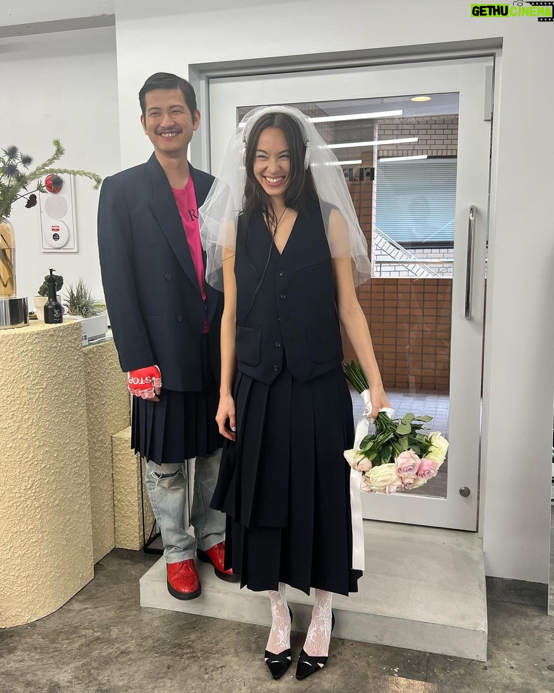 Kiko Mizuhara Instagram - behind the scene of @hommegirls shot by @monimogi🌸 :゚・*☽:゚・ With @akitakanakata & @ashley_yuka 👯 Styled by @jenny.shoo.pumps Interview by @nrips Makeup & Hair @sakiemiura Editor in Chief @mrthakoon Creative Director @jenbrillbrill Art Direction @rosfok @chloescheffe @natmshields