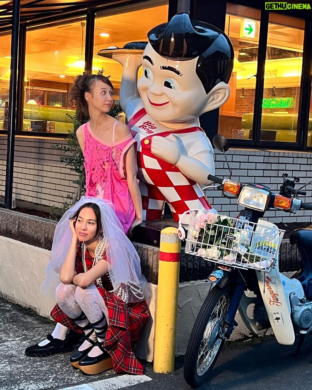 Kiko Mizuhara Instagram - behind the scene of @hommegirls shot by @monimogi🌸 :゚・*☽:゚・ With @akitakanakata & @ashley_yuka 👯 Styled by @jenny.shoo.pumps Interview by @nrips Makeup & Hair @sakiemiura Editor in Chief @mrthakoon Creative Director @jenbrillbrill Art Direction @rosfok @chloescheffe @natmshields