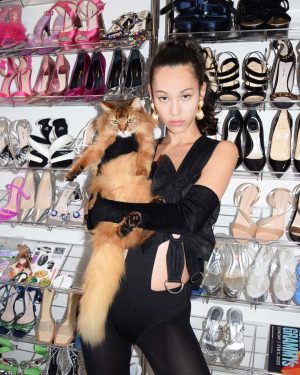 Kiko Mizuhara Instagram - @pusspussmag with my baby boy ciccio🐈 by @fumikoimano🐰♡
@sh0tar0y @sakiemiura 
*｡*.。*∧,,,∧
ヾ(⌒(_=•ω•)_