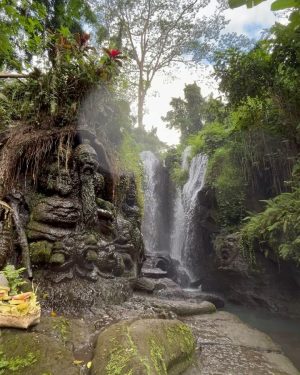 Kiko Mizuhara Instagram - take me back to bali🪷*¨✼•.water templeஓீ͜ ۣۜ